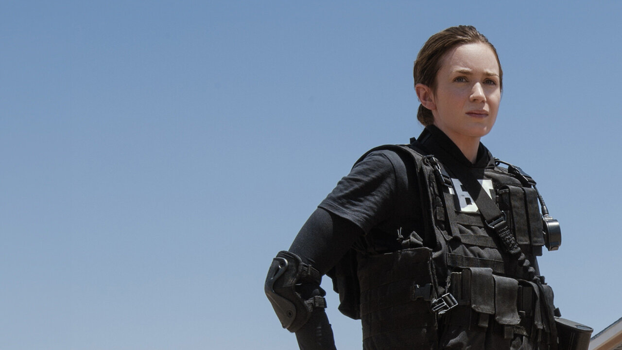 Emily Blunt voltará ao papel de Kate Macer, agente do FBI que protagoniza o primeiro longa, enquanto Benicio del Toro interpretará novamente Alejandro Gillick, ex-promotor que atua como assassino a serviço da força-tarefa. Josh Brolin também retorna como Matt Graver, integrante do governo americano que lidera a operação contra os cartéis. 
