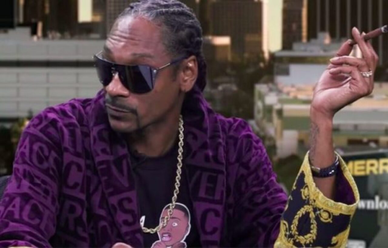 A disposição para experimentar novos caminhos ficou evidente em 2012, quando adotou temporariamente o nome Snoop Lion e lançou “Reincarnated”, álbum inspirado no reggae. Em 2018, apresentou “Bible of Love”, projeto voltado à música gospel, demonstrando interesse por outras tradições musicais. Fora da discografia, consolidou sua imagem como figura do entretenimento, com participações em filmes, programas de televisão e iniciativas empresariais. Sua personalidade descontraída e suas aparições públ