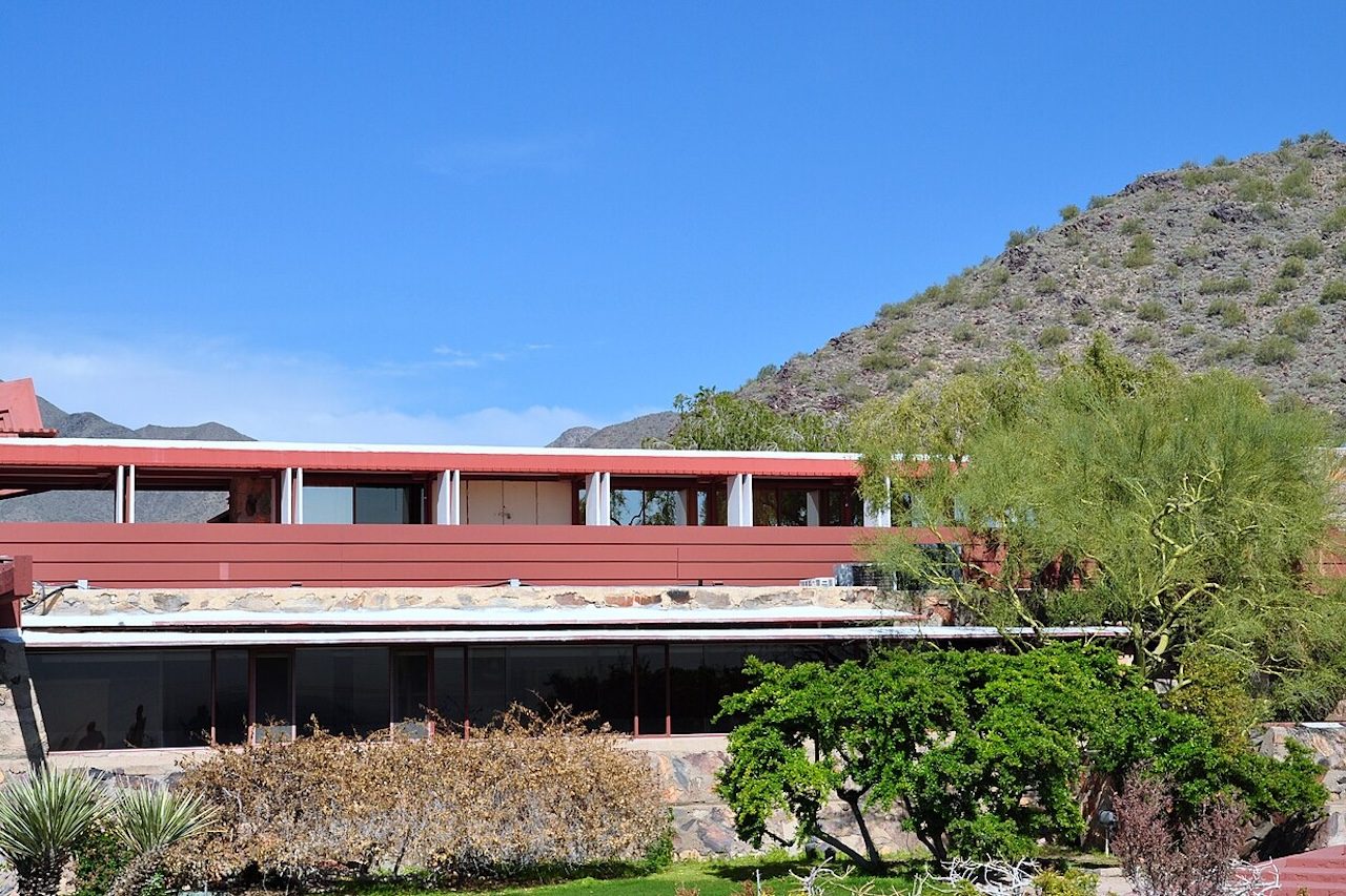 O Taliesin West foi criado em 1937 pelo arquiteto Frank Lloyd Wright como residência de inverno, estúdio e escola de arquitetura. Construído com materiais encontrados na região e integrado à paisagem desértica, o conjunto histórico já foi reconhecido como Patrimônio Mundial da Unesco e Marco Histórico Nacional dos Estados Unidos.