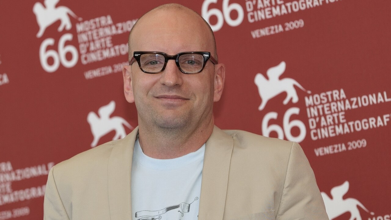 O diretor Steven Soderbergh assumirá temporariamente as filmagens de “Batman: Parte 2” no lugar de Matt Reeves, que precisou se afastar por motivos pessoais. A produção do longa foi interrompida em 5 de outubro de 2026, e, segundo um comunicado da DC Studios, Soderbergh, admirador do trabalho de Reeves, se ofereceu para ajudar o colega com o apoio total do estúdio e do próprio diretor.
 -  (crédito: Wikimedia Commons / nicolas genin)