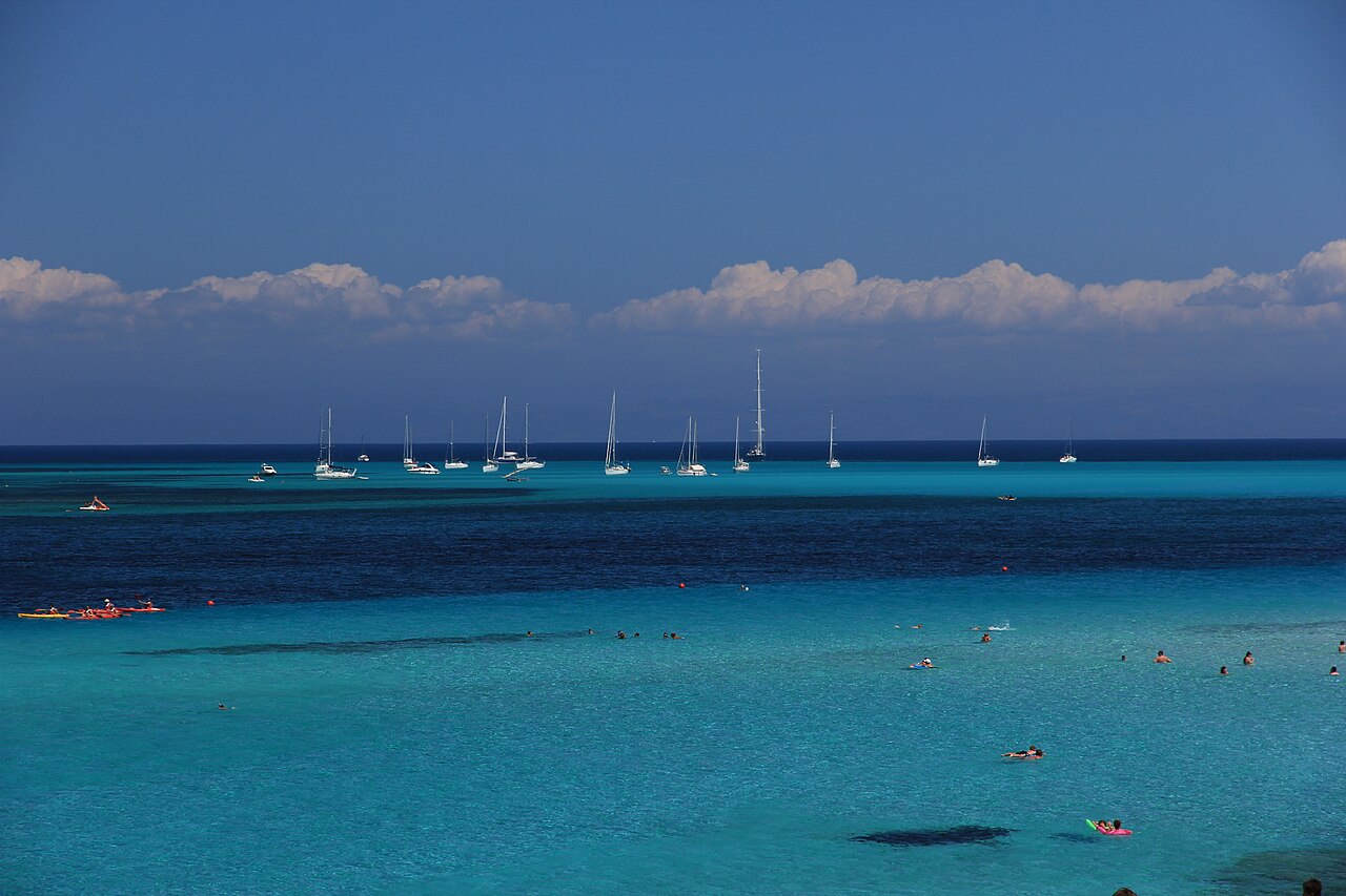 Na região de Stintino, a praia de La Pelosa parece uma enorme piscina natural, graças às águas rasas, claras e de diferentes tons de azul. A paisagem ganha ainda mais personalidade com a antiga torre de pedra que se ergue em uma pequena ilha diante da costa.
