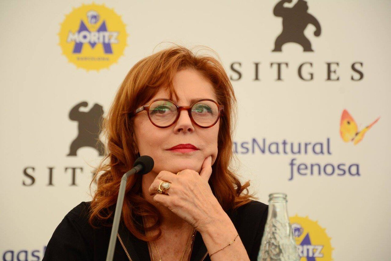 Conhecida por sua personalidade direta, a atriz também se tornou uma voz ativa em questões políticas e sociais, sobretudo em debates relacionados a direitos civis, desigualdade e causas humanitárias. Ela costuma usar sua visibilidade para defender posições consideradas progressistas e participar de manifestações públicas.