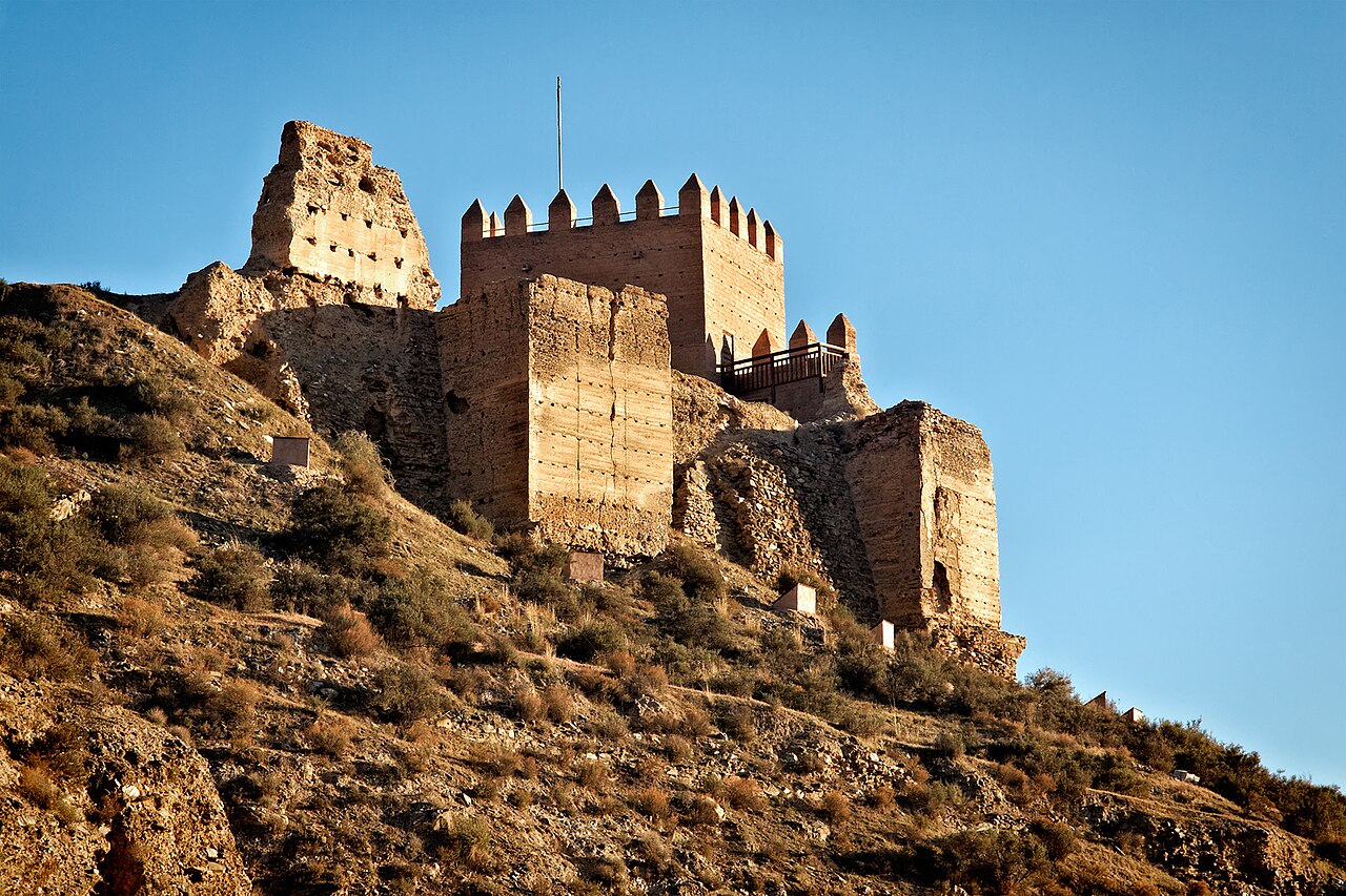 Além do cinema, o deserto fascina pelo Castillo de Tabernas. Trata-se de um castelo medieval situado no topo de uma colina, perto do município de Tabernas. Originalmente usado como uma fortaleza militar, mais tarde serviu como prisão e local de refúgio. Hoje, é uma atração turística popular, aberta ao público para explorar sua história e as vistas panorâmicas do deserto circundante. 