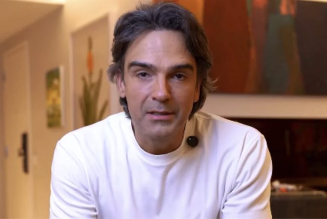 Tadeu Schmidt faz desabafo sobre vício em celular e excesso de redes sociais: ‘Faz mal’