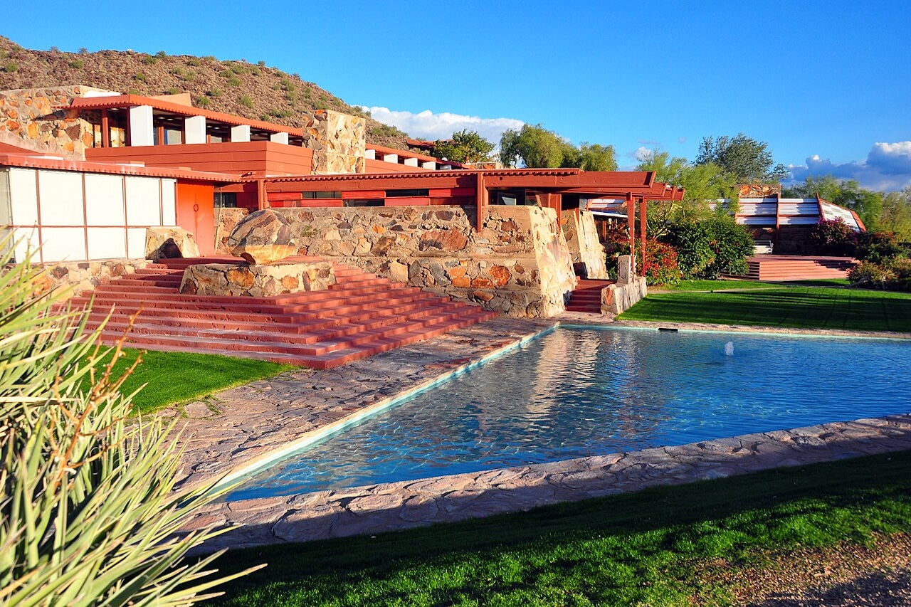 O complexo arquitetônico Taliesin West, localizado em Scottsdale, no estado do Arizona, nos Estados Unidos, suspendeu as visitas por tempo indeterminado após um acidente fatal que vitimou o reitor da Pontifícia Universidade Católica do Paraná (PUC-PR), Rogério Renato Mateucci, de 55 anos. -  (crédito: Wikimedia Commons/AndrewHorne)