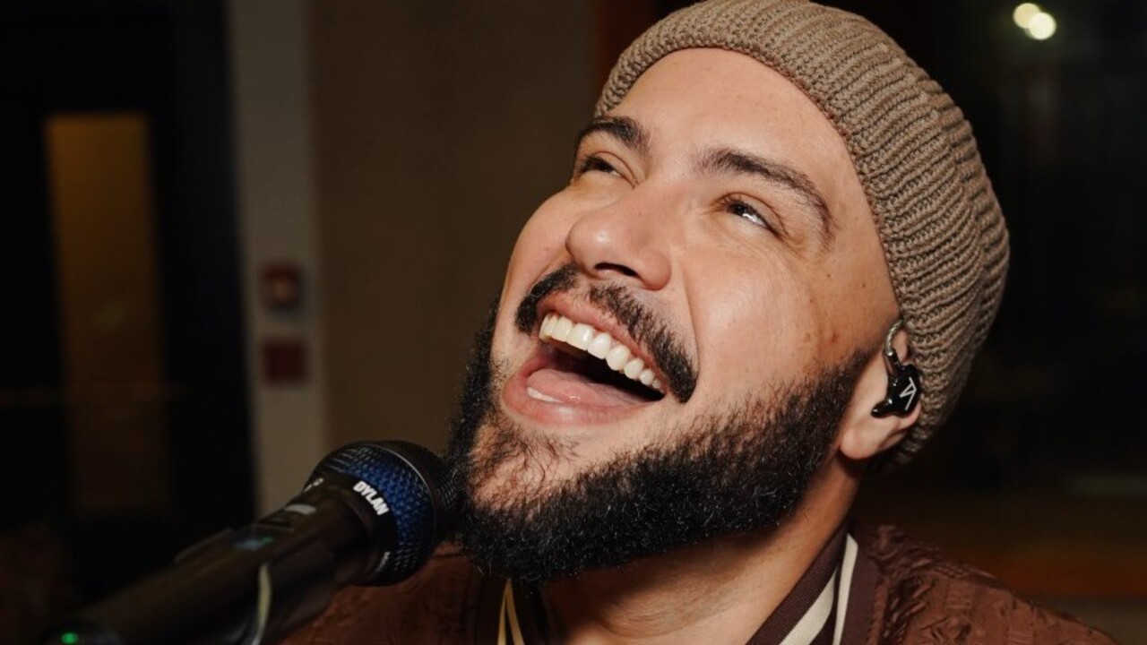 Tiago Abravanel nasceu em 21 de outubro de 1987, em São Paulo. Neto de Silvio Santos, ele é conhecido pelo trabalho no teatro musical e por atuações em diversas novelas. Na televisão, estreou em “Amor e Revolução”, do SBT, e depois participou de produções como “Salve Jorge”, “Joia Rara” e “Pega Pega”, da TV Globo. 
