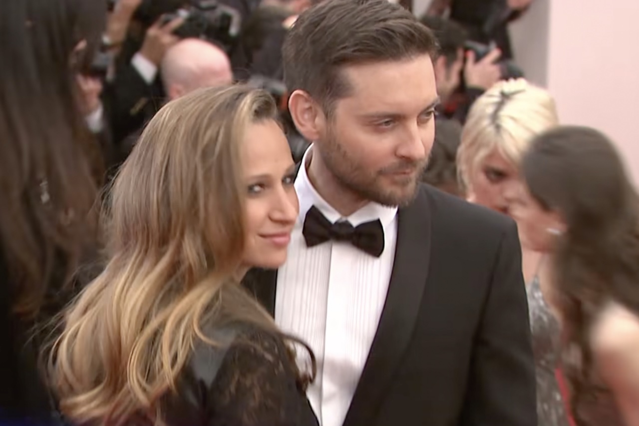 O mais curioso é que a cerimônia ocorreu menos de três semanas após a conclusão oficial do divórcio do antigo casal, que anunciou a separação em 2016, depois de nove anos de casamento. Maguire e Meyer têm dois filhos juntos, Ruby e Otis, que compareceram à celebração, assim como a filha mais nova da designer com o atual marido.