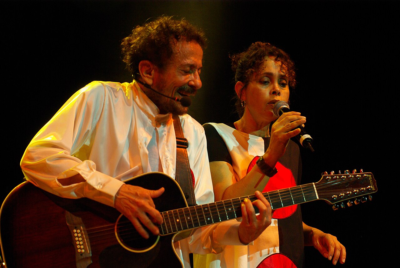 Em 2022, Tom Zé ingressou na Academia Paulista de Letras, reconhecimento que ampliou sua presença institucional para além do universo musical. Em 2026, as comemorações de seu aniversário incluíram uma exposição dedicada à trajetória do artista na Caixa Cultural, em São Paulo, com experiências interativas e referências às suas invenções sonoras. O compositor também lançou, em agosto, “Futuro Fruto”, parceria com músicos de gerações mais jovens, reafirmando sua disposição para continuar criando. D
