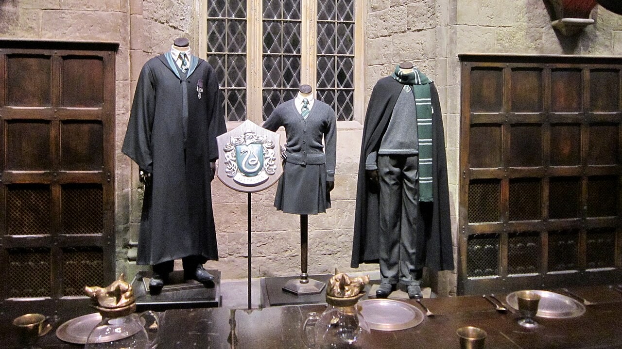 O “Warner Bros. Studio Tour London – The Making of Harry Potter”  está localizado ao lado dos estúdios que serviram de cenário para os oito filmes da franquia. A atração ocupa dois estúdios e uma área externa, e a visita, feita a pé, dura cerca de três horas. Ao longo do percurso, o público pode conhecer dezenas de cenários originais, além de centenas de figurinos e objetos utilizados nas produções.
