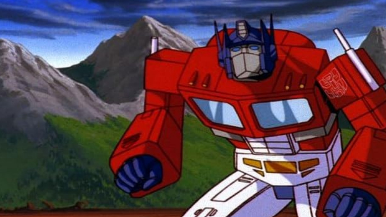 A história é centrada na guerra entre duas facções de robôs alienígenas: os Autobots, liderados por Optimus Prime, que buscam proteger a humanidade, e os Decepticons, comandados por Megatron, que buscam conquistar outros mundos, entre eles a Terra. Com a popularidade dos brinquedos, a marca se expandiu para quadrinhos, jogos eletrônicos, séries animadas e filmes, como o desenho “The Transformers”, exibido nos Estados Unidos entre 1984 e 1987, e a animação “Transformers: O Filme”, de 1986. 
