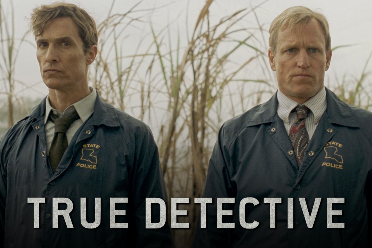 Criada por Nic Pizzolatto, “True Detective” estreou na HBO em 2014 e apresenta uma história e um elenco diferentes a cada temporada. A primeira conquistou cinco prêmios Emmy e teve Matthew McConaughey e Woody Harrelson nos papéis de dois detetives que investigam uma série de assassinatos aparentemente ritualísticos na Louisiana.
