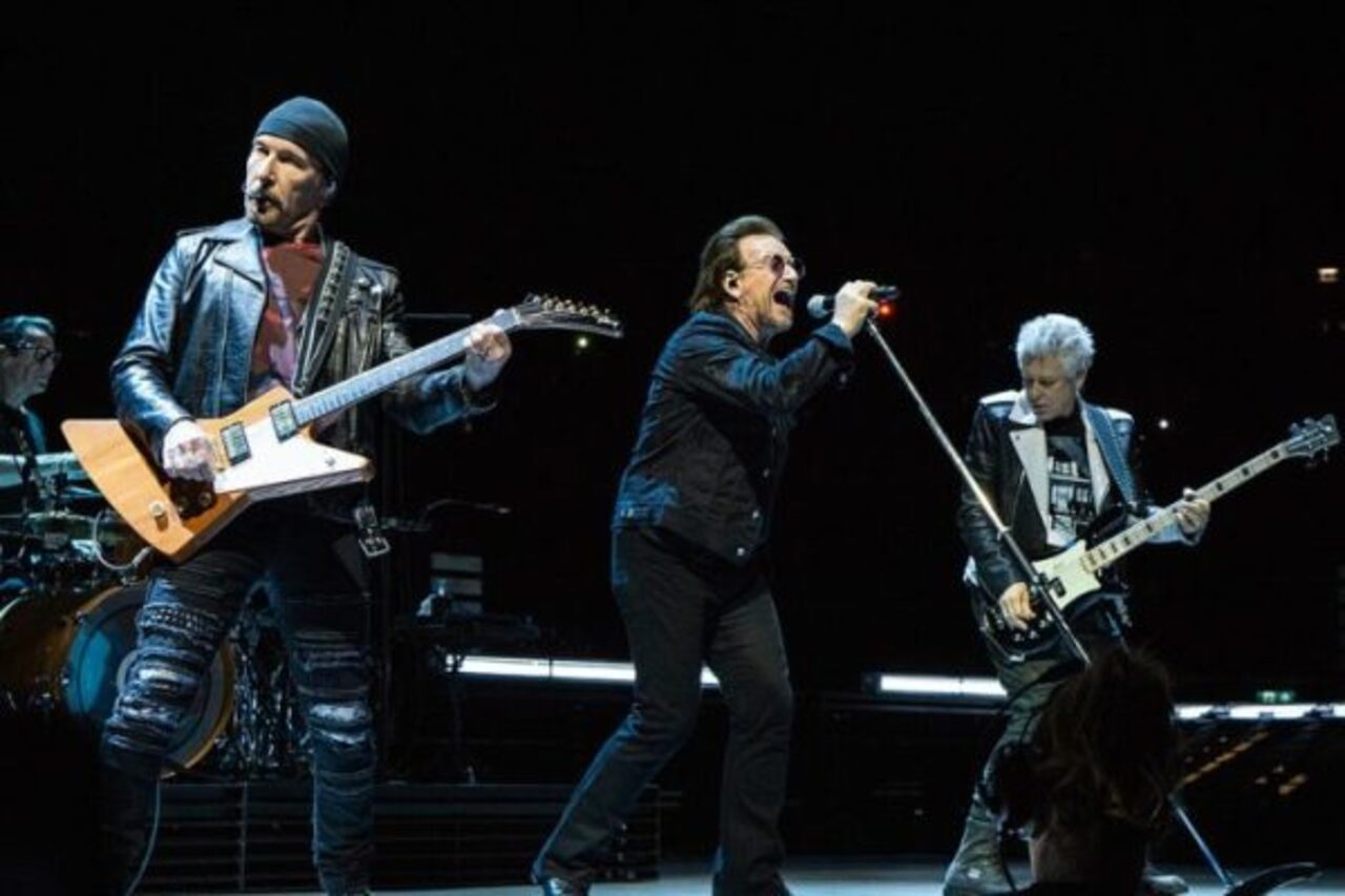 Em 2000, o U2 lançou “All That You Can't Leave Behind”, álbum que recuperou parte da abordagem melódica associada aos maiores sucessos da banda e apresentou canções como Beautiful Day, Elevation e Walk On. O disco obteve reconhecimento comercial e artístico, conquistando diversos prêmios Grammy. Quatro anos depois, “How to Dismantle an Atomic Bomb” deu continuidade ao sucesso com faixas como “Vertigo e “City of Blinding Lights”. Nesse período, o quarteto consolidou sua reputação também como atra