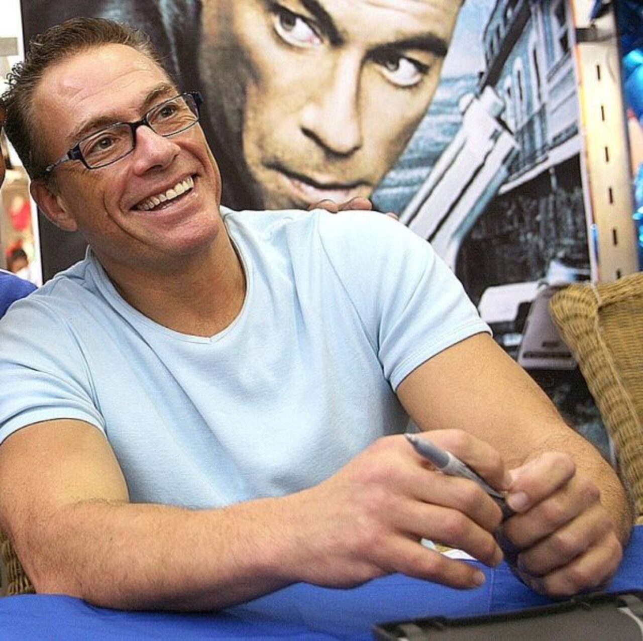 Jean-Claude Van Damme, um dos nomes mais conhecidos do cinema de ação das décadas de 1980 e 1990, completou 66 anos em 18 de outubro de 2026. Nascido em 18 de outubro de 1960, em Berchem-Sainte-Agathe, na região de Bruxelas, na Bélgica, o ator construiu uma carreira marcada pelas artes marciais, pela preparação física e por cenas de luta coreografadas. Apelidado de “Músculos de Bruxelas”, ele transformou suas habilidades esportivas em uma marca reconhecida internacionalmente.
 -  (crédito: Robbin Cresswell/Wikimedia Commons)