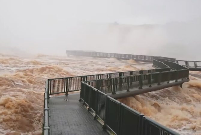 Entenda a engenharia que mantém de pé a passarela das Cataratas do Iguaçu mesmo com a força de cheias extremas