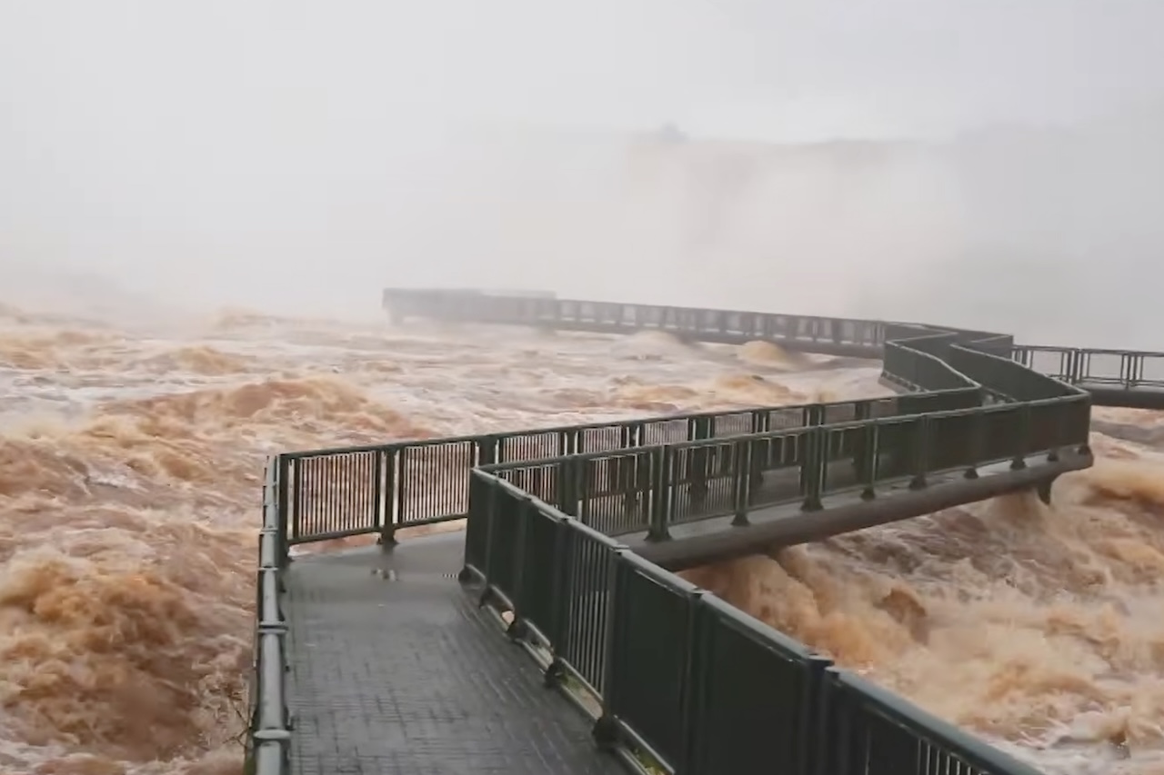 Vazão das Cataratas do Iguaçu sobe e água passa sobre a passarela – Reprodução/Band