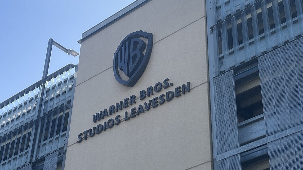 O Warner Bros. Studios Leavesden, complexo de cinema e mídia localizado em Hertfordshire, na Inglaterra, onde atualmente é gravada a série de “Harry Potter”, registrou receita de cerca de 1,97 bilhão de reais em 2025, segundo a Variety. O valor representa um aumento de 11% em relação aos, aproximadamente, 292 bilhões de libras arrecadados em 2024.
 -  (crédito: Wikimedia Commons / Benoît Prieur)