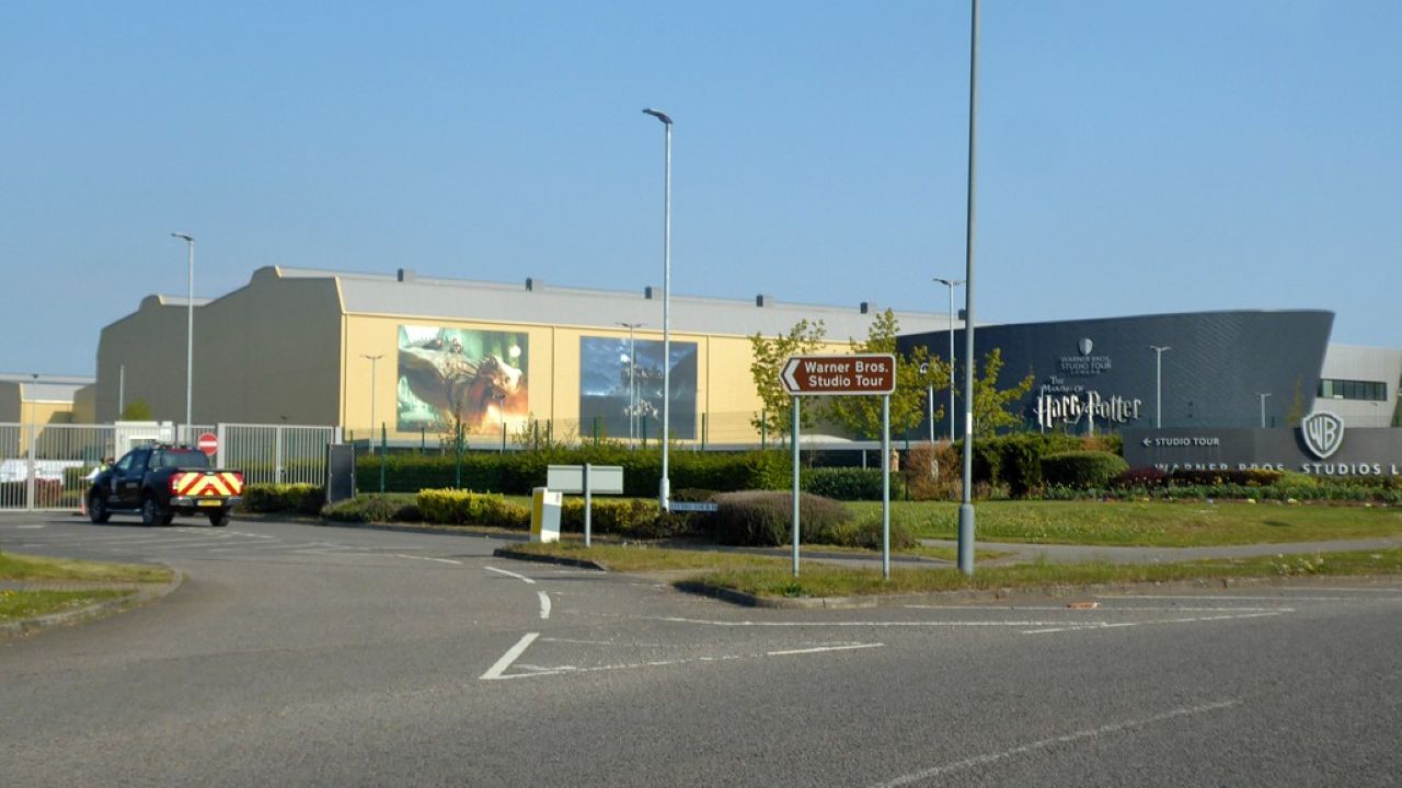 O Warner Bros. Studios Leavesden começou como um aeródromo e uma fábrica de aviões construídos em 1939, durante a Segunda Guerra Mundial. Após passar pelas mãos de diferentes proprietários, entre eles a Rolls-Royce, o terreno foi vendido no início da década de 1990. O primeiro filme rodado no local foi “GoldenEye”.
