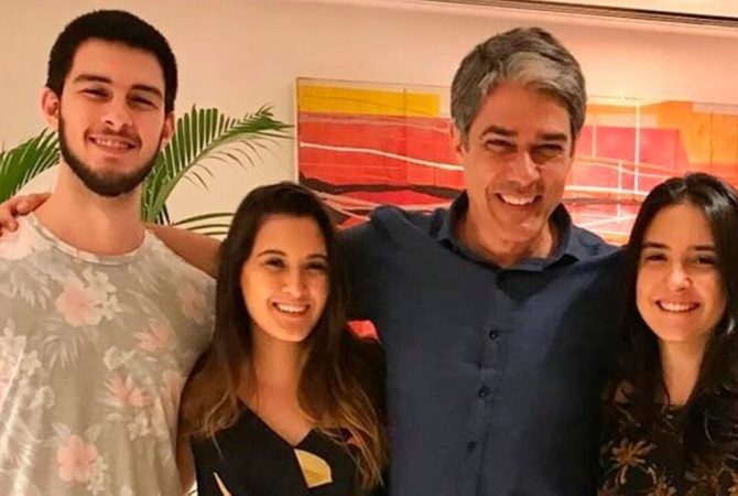 William Bonner faz tatuagem em homenagem aos filhos trigêmeos