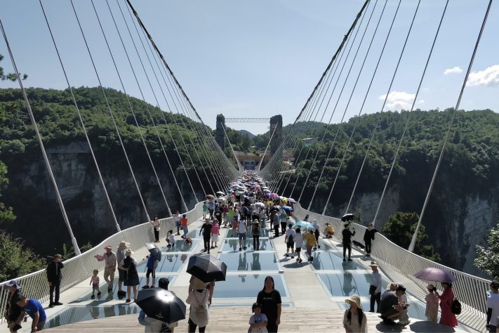 Ponte no Parque Nacional da Floresta de Zhangjiajie, província de Hunan, China – Wikimedia Commons/Sunyiming