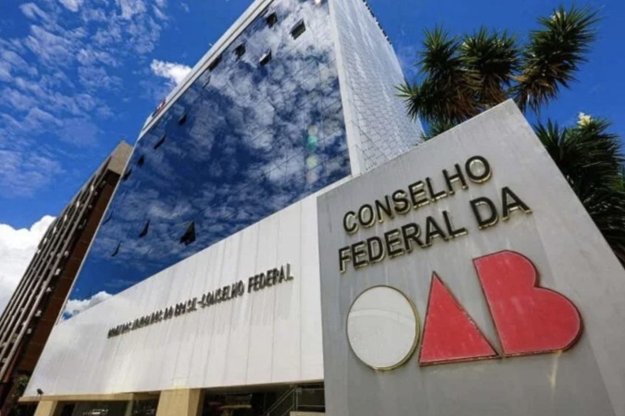 O Exame da Ordem dos Advogados do Brasil (OAB) é uma avaliação obrigatória para bacharéis em Direito que desejam exercer a advocacia no país. A prova é dividida em duas etapas: uma objetiva, com questões de múltipla escolha, e outra prático-profissional, que exige a elaboração de uma peça jurídica e a resolução de questões discursivas.