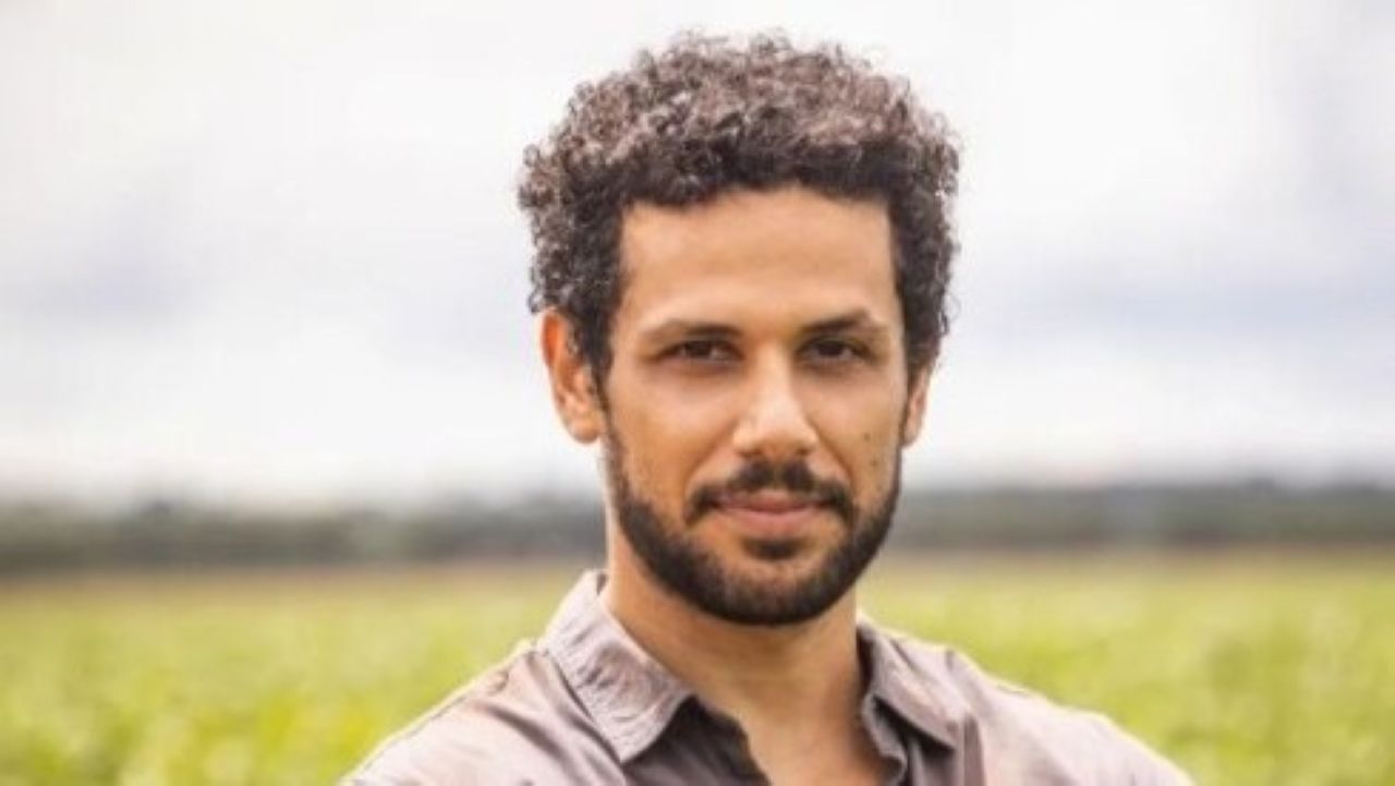 Nascido em Congonhas, Minas Gerais, em 15 de dezembro de 1984, Amaury Lorenzo decidiu estudar teatro e dança aos oito anos e deixou o estado ainda na adolescência para seguir carreira no Rio de Janeiro. Ele iniciou sua trajetória nos palcos e, ao longo dos anos, também trabalhou como diretor, produtor e roteirista, além de atuar como professor de teatro em projetos sociais voltados a crianças e jovens da periferia.
