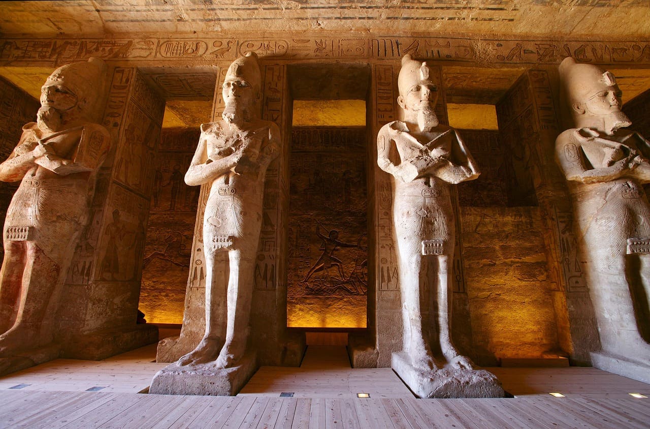 Os templos de Abu Simbel foram redescobertos no século 19 por exploradores europeus, despertando fascínio mundial e atraindo estudiosos. Desde então, tornaram-se referência para arqueólogos e historiadores interessados na cultura egípcia. A redescoberta marcou o início de sua valorização como patrimônio universal, ampliando sua relevância.