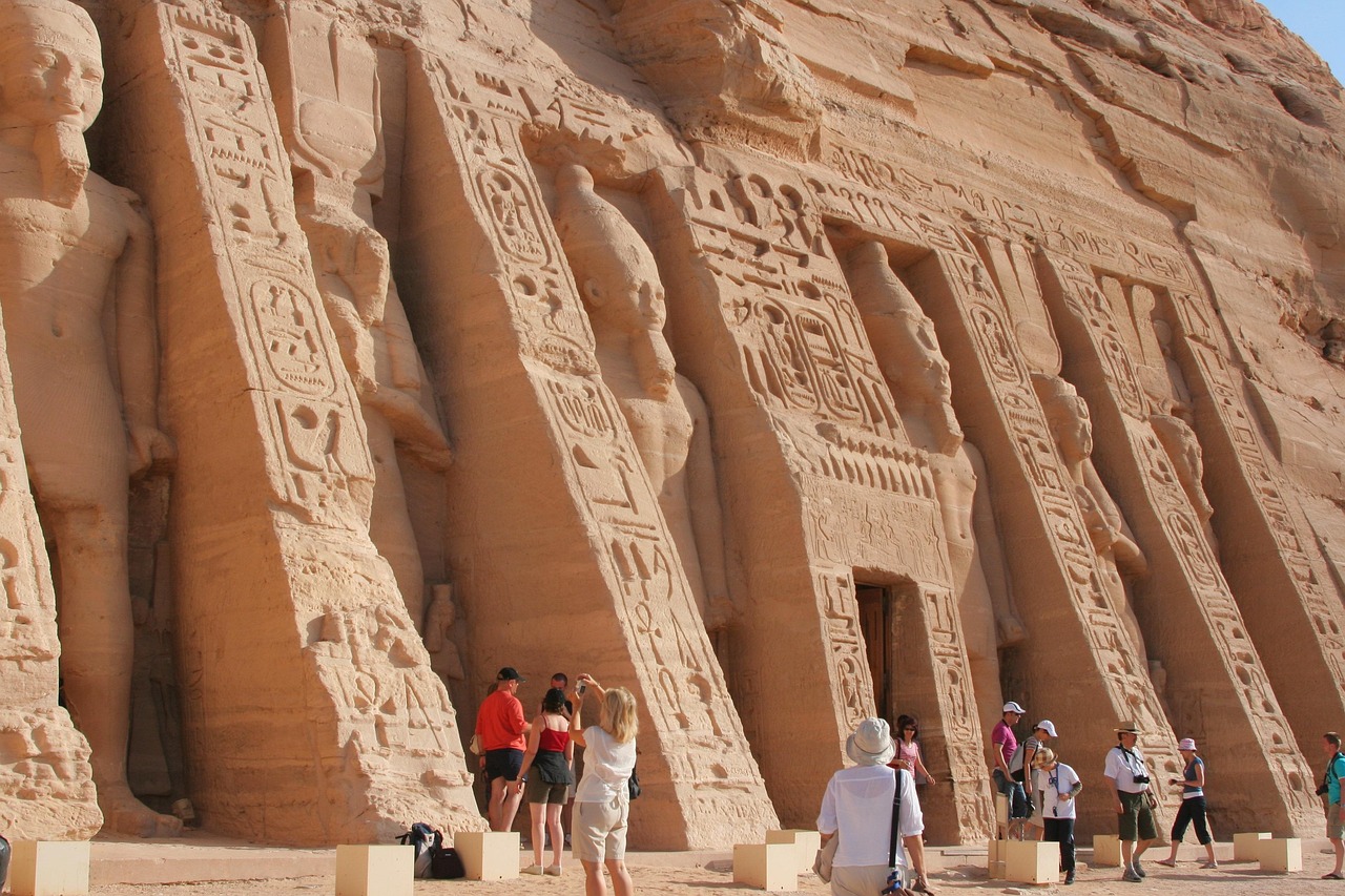 Na década de 1960, a construção da represa de Assuã ameaçou submergir Abu Simbel sob as águas do Lago Nasser. Um esforço internacional coordenado pela UNESCO desmontou e realocou os templos em terreno mais alto. O salvamento é considerado uma das maiores operações de preservação da história, garantindo sua sobrevivência.