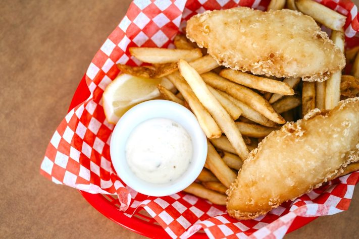 Fish and chips (batata frita com peixe) – Unsplash/Davey Gravy