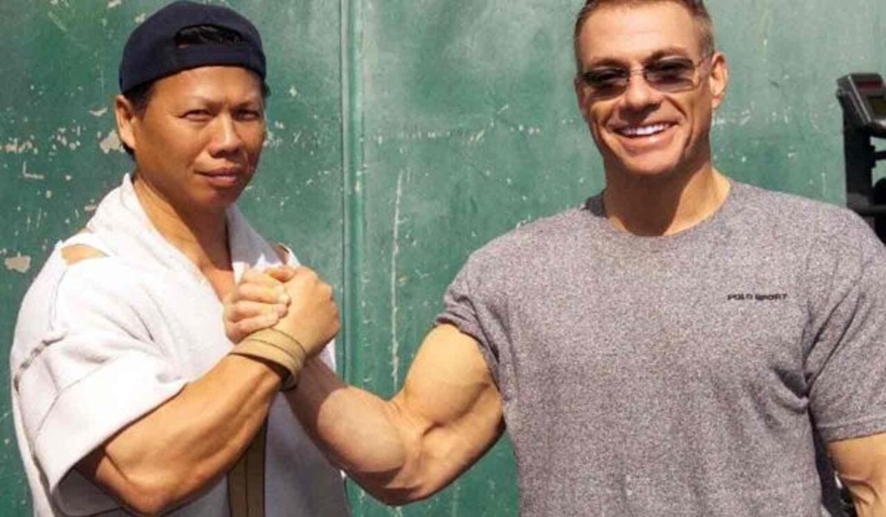Em 1996, Van Damme estreou na direção com “Desafio Mortal”, aventura na qual também atuou como protagonista. Apesar da sequência de trabalhos, sua carreira enfrentou dificuldades no fim dos anos 1990, quando parte de suas produções passou a ter distribuição mais limitada e menor repercussão comercial. A concorrência de novos nomes e as mudanças no mercado de filmes de ação contribuíram para uma fase menos expressiva. Ainda assim, ele manteve uma base de admiradores construída durante o auge de s