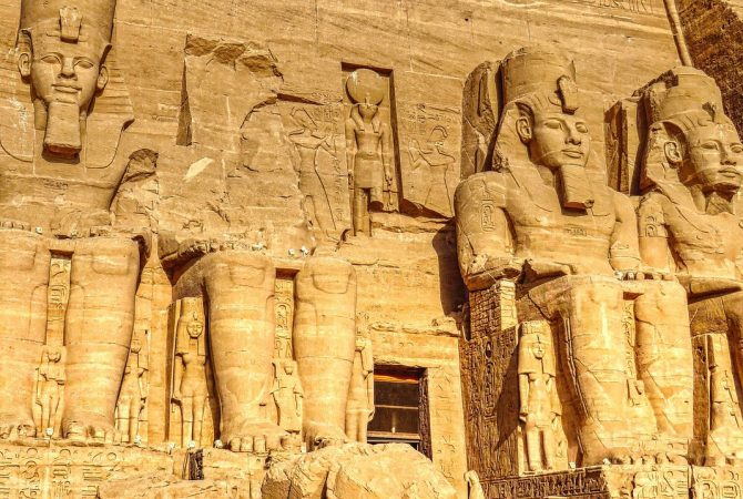 A maravilha de Abu Simbel: conheça os templos esculpidos na rocha do Egito Antigo