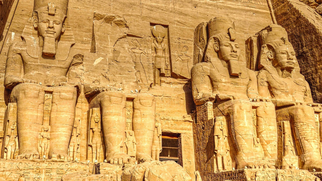 O Templo Maior de Abu Simbel foi erguido em homenagem ao faraó Ramsés 2º e aos deuses Amon, Ra-Horakhty e Ptah, destacando sua força e divindade perante o povo. Quatro estátuas gigantes do faraó guardam a entrada, transmitindo imponência e eternidade em cada detalhe esculpido na rocha. O interior apresenta salas decoradas com relevos que narram batalhas e rituais religiosos, reforçando a imagem de Ramsés como líder supremo e protetor do Egito. -  (crédito: Greatman01! I pixabay)