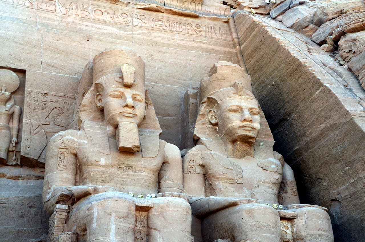 Abu Simbel integra a lista de Patrimônio Mundial da UNESCO, reconhecido por sua importância histórica e artística incomparável. O complexo simboliza a capacidade humana de criar obras grandiosas e preservá-las para o futuro. Sua proteção garante que gerações continuem a admirar sua beleza e significado cultural.