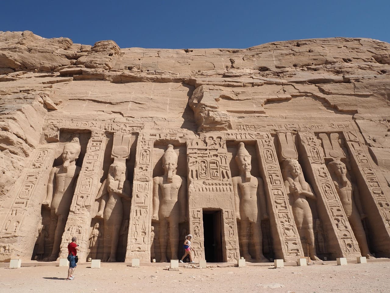 Abu Simbel está situado na Núbia, região estratégica para o Egito Antigo, próxima à fronteira com o Sudão, reforçando o domínio sobre territórios conquistados. A escolha do local tinha valor político e militar, funcionando como demonstração de autoridade e presença egípcia. O complexo tornou-se símbolo da expansão e da influência cultural do império, consolidando sua importância histórica.