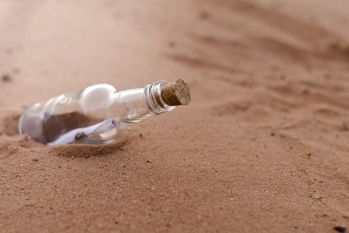 Garrafa com mensagem/carta no deserto – Marcos Vinicius Rodrigues Lima/Pixabay