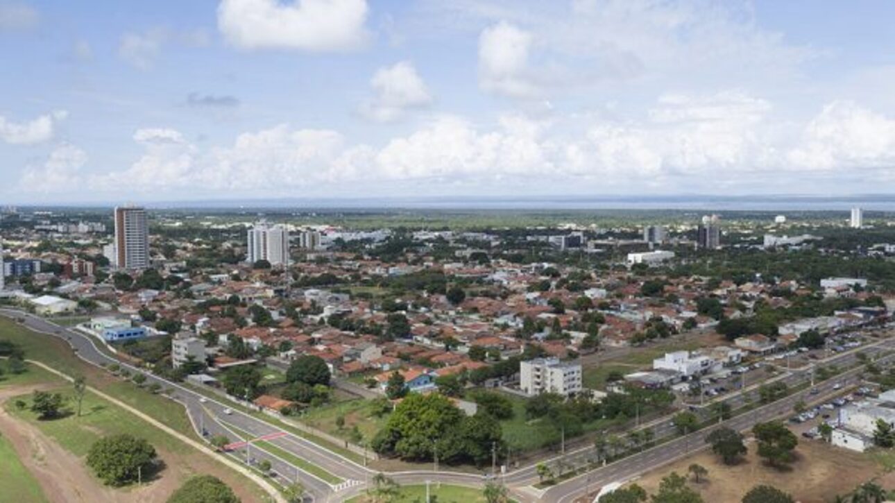 Nos primeiros meses, Miracema do Tocantins funcionou como capital provisória enquanto a nova sede administrativa era construída. A escolha recaiu sobre uma área próxima à Serra do Carmo, às margens do Rio Tocantins, onde seria implantada Palmas. A pedra fundamental da futura capital foi lançada em 20 de maio de 1989. Em 1º de janeiro de 1990, Palmas assumiu oficialmente a condição de capital estadual.

