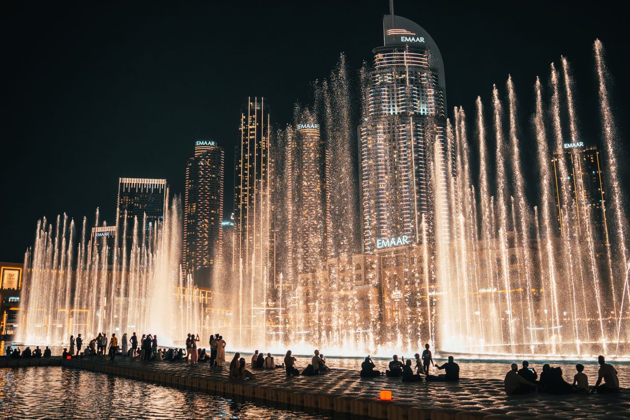 Outro ponto de interesse é a proximidade com a Fonte de Dubai, famosa pelos espetáculos de água, luz e música. A arquitetura interna impressiona pelos tetos altos, pelos jardins e pelas cachoeiras artificiais decorativas que atraem turistas do mundo todo.