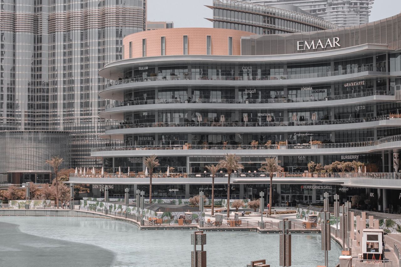 Inaugurado em 2008, o empreendimento fica no centro da cidade e pertence ao complexo Downtown Dubai. Além das atrações, seu interior abriga marcas internacionais de luxo, boutiques de moda, lojas de eletrônicos, estabelecimentos esportivos e opções para diferentes perfis de consumidores.