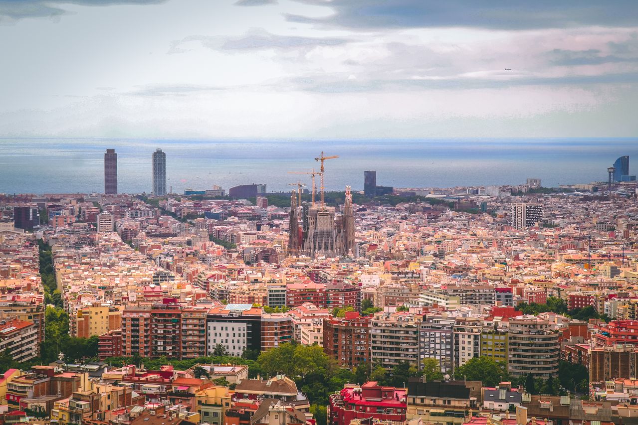 Com o intuito de amenizar as altas temperaturas em razão das mudanças climáticas, a cidade de Barcelona, na Espanha, adotou uma estratégia urbana que pode se tornar exemplo para o resto do mundo. Por lá, parte do asfalto e do concreto foi substituída por áreas verdes e superfícies capazes de absorver a água da chuva. -  (crédito: Pexels/Enrico Perini)