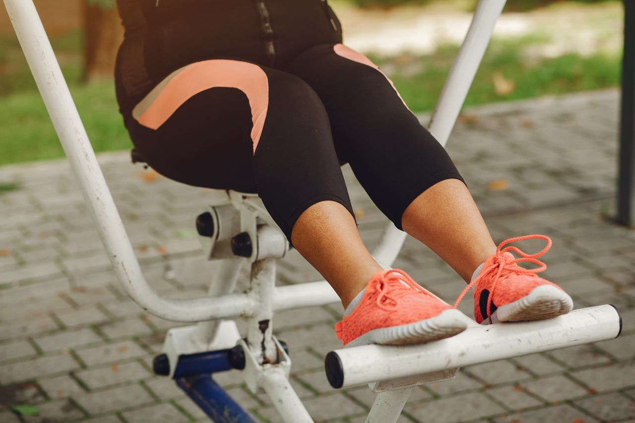 O problema pode estar relacionado a contrações involuntárias, tensão excessiva ou esforço exagerado da musculatura. A prática de exercícios com movimentos repetidos também pode favorecer o desenvolvimento da síndrome.