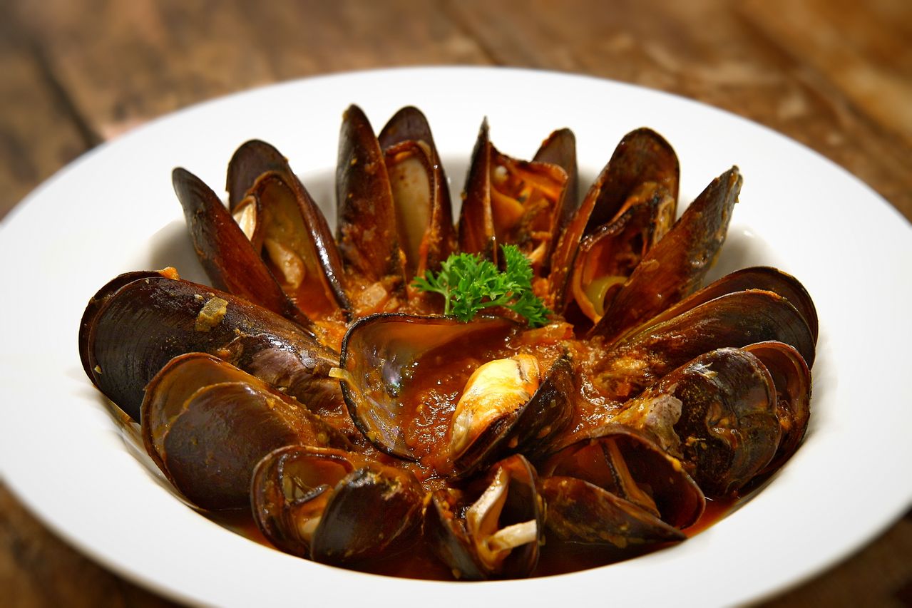 Na culinária, os mexilhões aparecem em receitas como ensopados, massas, risotos e pratos com frutos do mar, sobretudo em países europeus e regiões costeiras. Eles fornecem proteínas, vitamina B12, ferro, zinco e outros nutrientes importantes para o organismo.