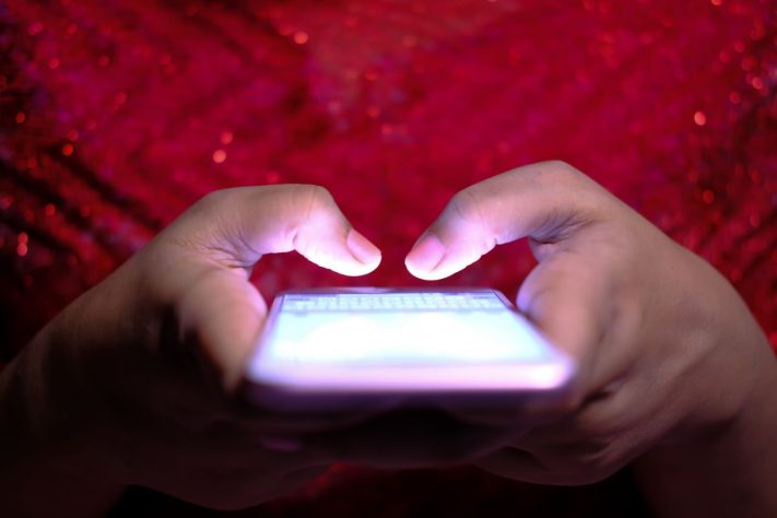 Pessoa usando celular/smartphone – Pexels/Towfiqu barbhuiya