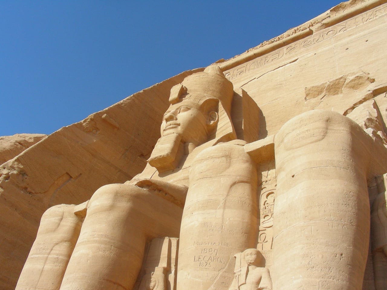 Os templos refletem a ideologia do poder faraônico, exaltando conquistas militares e devoção religiosa em cada detalhe. Abu Simbel também revela aspectos sociais, como a valorização da rainha Nefertari em escala monumental. O conjunto é testemunho da complexidade cultural do Egito Antigo e de sua visão de mundo.