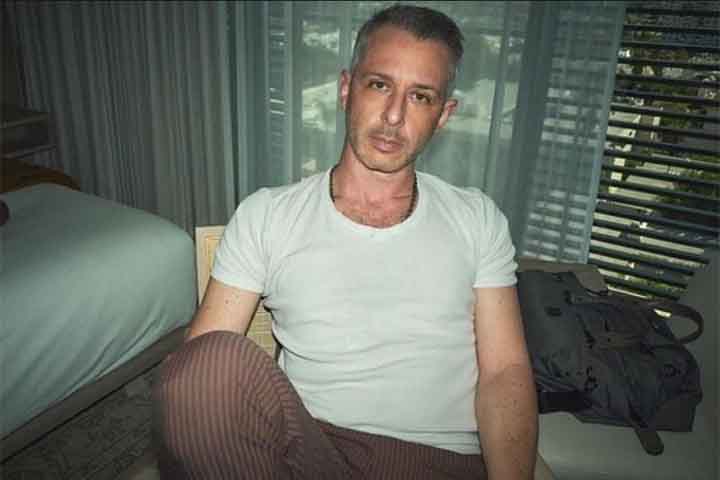 Nascido em 25 de dezembro de 1978, em Boston, Massachusetts, Jeremy Strong estudou teatro na Universidade Yale.-Reprodução do Instagram @jeremystrongupdates