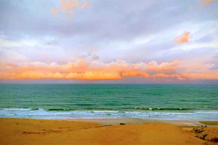 Segredo é uma praia selvagem da capital potiguar. Ela tem como características mais marcantes a presença de imensas dunas. 

