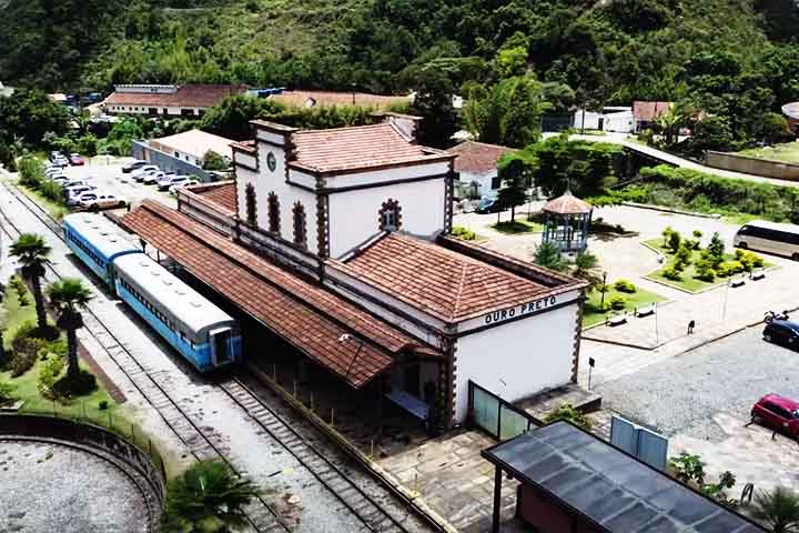 A linha fÃ©rrea foi essencial para o desenvolvimento das cidades, ligando-as e promovendo o crescimento econÃŽmico. O Trem TurÃ­stico Ã© uma das principais atraÃ§Ãµes culturais da regiÃ£o.-ReproduÃ§Ã£o do Youtube Canal  OURO PRETO 