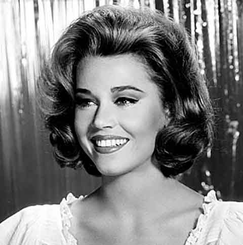Sua estreia na carreira foi em uma peça da Broadway, “There Was a Little Girl”, em 1960. A atuação proporcionou a Jane Fonda uma indicação ao Tony, considerado o maior prêmio teatral do mundo.
