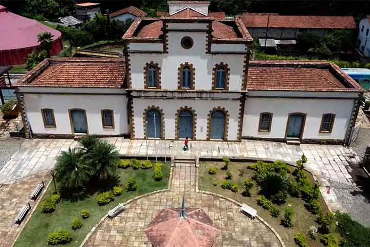 A viagem de trem entre Ouro Preto e Mariana é uma experiência encantadora que combina história e beleza. Revitalizada pela Vale entre 2004 e 2006, a antiga ferrovia construída em 1883 foi restaurada, com as estações e locomotivas mantendo suas características originais.-Reprodução do Youtube Canal  OURO PRETO 