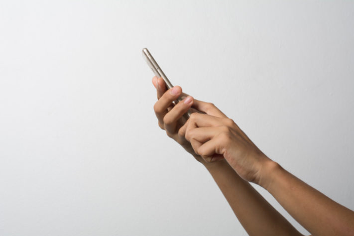 Segurando o celular