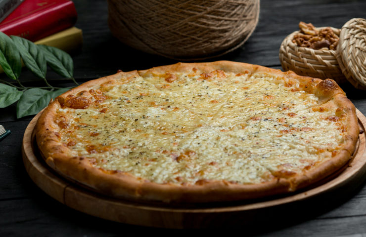 2º) Muçarela (2% dos pedidos): A pizza de muçarela tem suas raízes na Itália, mais especificamente na região da Campania, onde fica a cidade de Nápoles.-freepik/azerbaijan_stockers