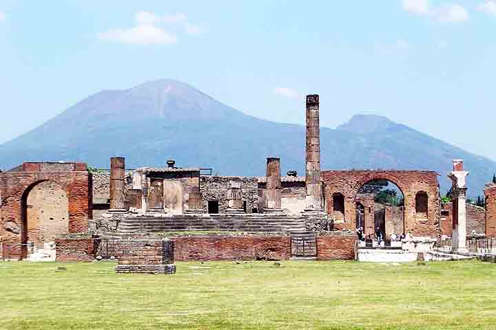 Boa parte das casas de Pompeia ficou preservada pela sedimentação das cinzas vulcânicas. O mesmo ocorreu com parcela dos corpos dos três mil moradores que morreram na tragédia natural. 

